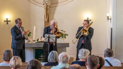 Bild: Karl-Heinz Schmid
Jürgen Hahn, Richard Roblee und Mathias Grabisch (von links) kommen mit ihrer Very little Bigband zu einem Konzert in die Christuskirche nach Auerbach.