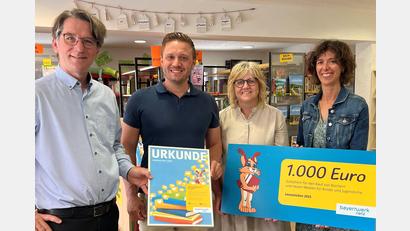 Bild: Cornelia Hofmann
Gewinnübergabe durch Markus Windisch vom Bayernwerk an die Leitung der Gemeindebücherei mit Bürgermeister Ernst Lenk.