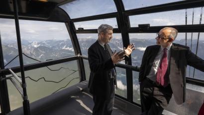 Bild: Peter Kneffel
Ministerpräsident Markus Söder (links) und Bundeskanzler Friedrich Merz fahren gemeinsam mit der Gondel auf die Zugspitze. Am Dienstagvormittag tagte das bayerische Kabinett auf Deutschlands höchstem Berg in Anwesenheit des Bundeskanzlers.