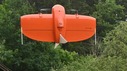 Bild: gf
Punktgenau landet die Hightech-Drohne mit gut 1.20 Metern Flügelspannweite, die von Projektleiter Jan Dempewolf gesteuert wird und das beobachten (von links) Oberbürgermeister Michael Cerny, Peter Pröbstle, der Präsident der Bayersichen Landesantalt für Wald und Forstwirtschaft, Martin Seits, Leiter des städtischen Forstamtes Amberg und Leitender Forstdirektor Joachim Klemmt, LWF-Abteilungsleiter "Waldbau und Bergwald"