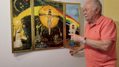 Bild: u
Jürgen Hartmann zeigt bei der Ausstellung „LokalKunst“ seinen auf drei Holplatten mit Öl gemalten Altar- Er hat ihn 1988 gestaltet, um mit seiner krebskranken Mutter über das Sterben reden zu können.
