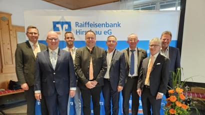 Bild: wfw
Geschäftsleitung und Aufsichtsrat der Raiffeisenbank Hirschau eG mit dem wiedergewählten Aufsichtsrat Liborius Gräßmann, von links Vorstand Michael Hirmer, Aufsichtsrat Dieter Kohl, die beiden Prokuristen Marco Meier und Robert Roggenhofer, Aufsichtsrat Liborius Gräßmann, Aufsichtsratsvorsitzender Dr. Martin Nagler, Vorstand Klaus Wild und Aufsichtsrat Alwin Märkl.