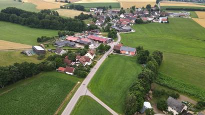 Bild: fvo
Das Dorf Spielberg mit dem Fahrenberg im Hintergrund.