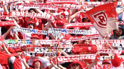 Bild: dpa
Fans des SSV Jahn Regensburg.