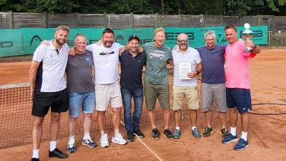 Bild: Heckmann
Das Meisterteam (von links) um Robin Stork, Tobias Hirsch, Jan Hajek, Alexander Zlatnik, Tobias Heckmann, Thomas Kick, Jochen Bauer, Ivo Minar steigt in die Regionalliga auf. 
Auf dem Foto fehlen Jörg Girbinger, Christoph Sperber, Maciej Izdebski, Stefan Meier.