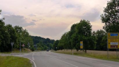 Bild: jp
Hier links verläuft die Umleitung (Einmündung Hillohe) aus und nach Amberg in die B 299.