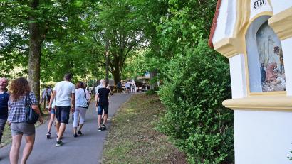 Archivbild: Petra Hartl
Ob Pilger oder nicht – die meisten Besucher des Annabergfestes steigen, getreu dem diesjährigen Motto, hoffnungsvoll den Berg hinauf. Und sei es nur die Hoffnung, einen guten Platz zu bekommen.