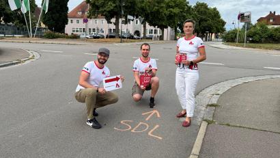 Bild: Christina Meier, Geschäftsstelle Städtedreieck
Sebastian Hauser, Geschäftsleiter des Zweckverbands Städtedreieck, Kilian Marek und Sabine Eichinger (von links) vom Organisationsteam bei der Streckenmarkierung in Maxhütte-Haidhof.