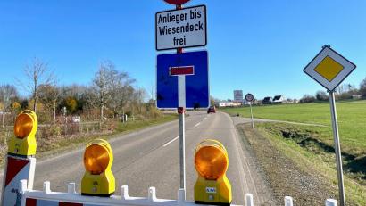 Archivbild: Gabi Schönberger
Die Schilder für die Straßenbauarbeiten am Kreisverkehr Vohenstrauß sind mittlerweile weg. Bei der Abrechnung gab es jetzt eine positive Überraschung für den Landkreis.
