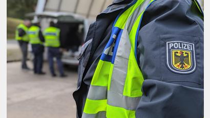 Bild: Bundespolizei
Die Bundespolizei Waidhaus hat einen 39-jährigen Ungarn festgenommen, der im Verdacht steht, fünf Personen illegal nach Deutschland eingeschleust zu haben.