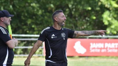Bild: Hubert Ziegler
Die SG Traßlberg/Michaelpoppenricht will in die Kreisliga: Trainer Ilker Caliskan (rechts) und Teammanager Andreas Schinhammer (links) verfolgen ein klares Ziel.