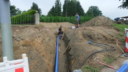Bild: Fred Lehner
Vom Gehweg in der Plößberger Straße bis in den angrenzenden Flurbereich wird die neue Hauptleitung der Wasserversorgungsanlage verlegt.