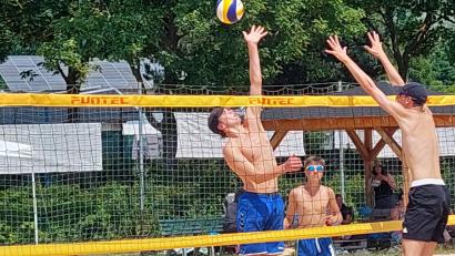 Bild: VC DJK Amberg/exb
Sebastian Helm (links) startet bei der Bayerischen im Beachvolleyball.
