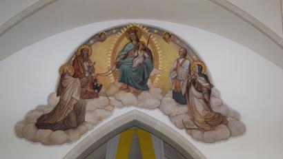 Bild: Braun
Bild in der Pfarrkirche in Trausnitz. Maria überreicht einem Mönch das Skapulier, begleitet vom Propheten Elias, der Heiligen Theresia von Avila und Pfarrer Gruber, der 1717 die Skapulierbruderschaft begründete.