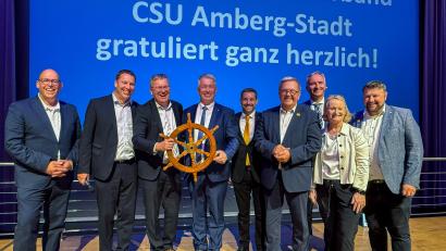 Bild: Stephan Huber
Gruppenbild nach der Nominierung mit Oberbürgermeister Michael Cerny (Dritter von links), dem Kandidaten für seine Nachfolge, Stefan Ott (Vierter von links) und dem zuvor lange Zeit als Bewerber geltenden Matthias Schöberl (Fünfter von links).