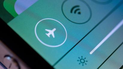 Bild: Franziska Gabbert/dpa
Flugmodus an: Mit Handy-Einstellungen kann man regeln, was und wer einen wann erreichen kann - und so für echte „Flow“-Momente sorgen.