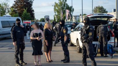 Bild: Stefan Puchner/dpa
Die Polizei hat Erkenntnisse, dass auf der Veranstaltung Menschen Waffen dabeihaben.