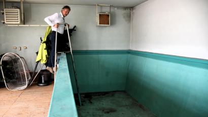 Bild: ubb
Der Swimmingpool auf der Dachterrasse könnte sofort wieder aktiviert werden. Hinsichtlich der Bausubstanz ist alles in Ordnung damit.