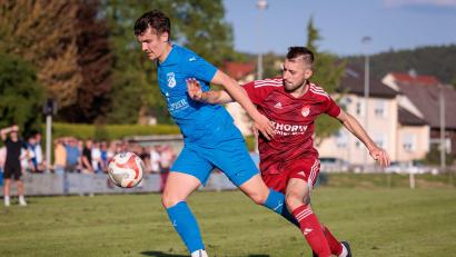 Bild: Günter Uschold
Lukas Weiss (links) vom SV Schwarzhofen im Totopokal-Endspiel gegen die SpVgg Pfreimd Anfang Mai. Nach dem Sieg dort wartet auf den SV nun in der ersten BFV-Pokalhauptrunde der Regionalligist SpVgg Bayreuth.