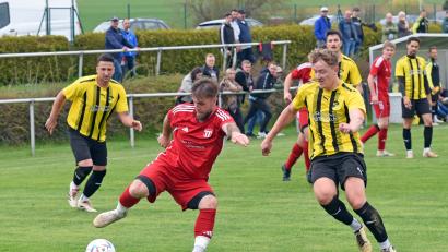 Archivbild: Gebert
Der TSV Konnersreuth (rote Trikots, Szene aus der vergangenen Saison gegen den FC Tirschenreuth/2:1) schloss die Saison 2024/25 als Tabellenvierter ab. In die neue Spielzeit startet der TSV am Sonntag mit dem Derby gegen Neuling SV Pechbrunn.