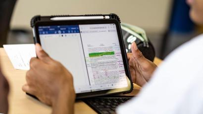 Symbolbild: Christoph Reichwein/dpa
In einigen Schulen in und um Weiden sieht es in den Klassenzimmern schon so aus: Dort lernen Schülerinnen und Schüler mit Hilfe von Tablets.