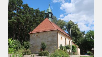 Bild: rha
Die Wallfahrtskirche zum Heiligen Kreuz liegt malerisch am südwestlichen Hang des Kreuzbergs. Sie befindet sich auf Hahnbacher Gemeindegrund, gehört jedoch zur Pfarrei Schlicht.