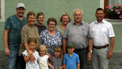 Bild: A. Hubmann
Familie Hubmann mit Bürgermeister Rainer Rewitzer (rechts).