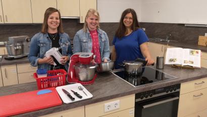 Bild: lnz
Franziska Dietz (links) und Dorothea Bergler (rechts) sind begeistert von der Ausbildung zur Fachkraft für Ernährung und Haushaltsführung. Mit auf dem Bild Fachlehrerin Theresia Selch in der Lehrküche der Fachschule am Amt für Ernährung, Landwirtschaft und Forsten in Tirschenreuth.