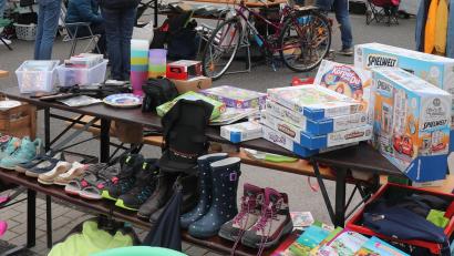 Symbolbild: Ertl, Willi
Beim Straßenflohmarkt in Kemnath waren vor allem Spielsachen gefragt.