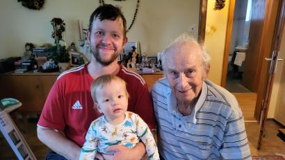 Bild: mma
Enkel Kevin Gehringer, Urenkel Maximilian und der 90-jährige Max Freitag verstehen sich hervorragend.