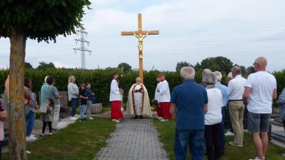 Bild: hme
Pfarrer Arnold Pirner steht am Abendgottesdienst vor dem Friedhofskreuz.