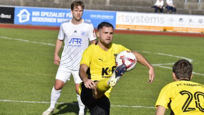 Archivbild: Hubert Ziegler
Maximilian Witzel (Mitte) steuerte einen Treffer zum 3:0-Heimsieg des FC Amberg gegen die SG Chambtal bei.