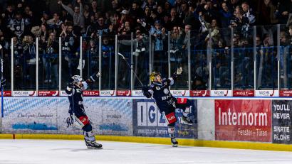 Bild: Werner Moller
Tyler Ward (rechts) und Tommy Muck jubeln auch in der neuen Saison im Trikot der Blue Devils Weiden.