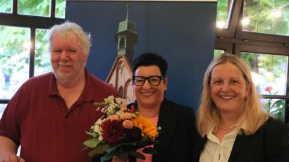 Bild: gsp
Blumen für die OB-Kandidatin Birgit Fruth (mitte) von Simone Böhm-Donhauser (rechts) und Dieter Weiß (links).