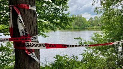 Bild: Gabi Schönberger
Am Dienstagmorgen flattert an dem Weiher östlich von Hütten ein Absperrband der Polizei. Hier, im Spindelweiher, kam am Vorabend ein Angler ums Leben.