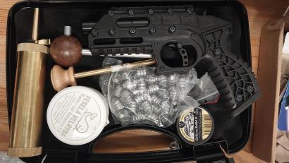 Bild: Bundespolizei
In der Sporttasche fand die Bundespolizei diese Schusswaffe mit Munition.