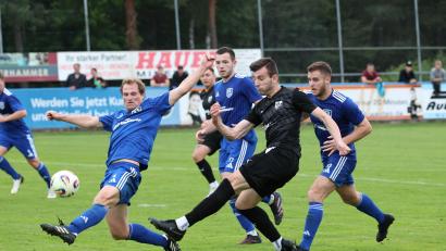 Bild: Dieter Jäschke
In dieser Szene versucht Etzenrichts Spielertrainer Andreas Wendl (links) vor Karim Nerl zu klären.