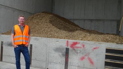 Bild: Houschka
Der Bunker und sein Erbauer: Unternehmer Bernhard Godelmann ist stolz auf Berge von Hackschnitzeln, die aus dem Holz defekter Europaletten gewonnen und dann zur Wärmegewinnung in allen Firmengebäuden verbrannt werden.