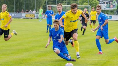 Bild: gud
Patrick Scheder (Mitte im gelben Trikot) traf drei Mal für die SpVgg Bayreuth in Schwarzhofen.