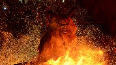 Archivbild: Kunz
Feuer und gruselige Masken und Verkleidungen: Das gehört beim Raunachtslauf im Januar in der Weidener Altstadt dazu. Ob der Lauf weiter jährlich stattfindet, ist unklar.