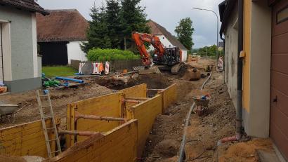 Bild: gi
Voraussichtlich noch wochenlang gesperrt ist die Burgtreswitzer Straße in Moosbach. Es werden die Kanal- und Wasserleitung erneuert und die Nahwärmeleitung verlegt. Dafür fallen voraussichtlich Kosten von über 2 Millionen Euro an.