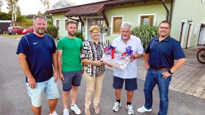 Bild: whü
Ehrenvorstand Paul Veigl (zweiter von rechts) bekam zu seinem 70. Geburtstag ein Mitgliederfoto der ASV-Familie und einen Gutschein für erholsamen Stunden überreicht, den er gemeinsam mit seiner Frau Isolde einlösen kann. Es gratulierten ASV-Chef Stephan Veigl, zweiter Vorsitzender Daniel Veigl und dritter Vorsitzender Christian Veigl (von rechts).