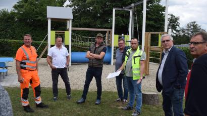 Bild: bnr
Die Dorfbewohner von Iffelsdorf wünschen sich eine Beschattung über der Rutsche am Kinderspielplatz.