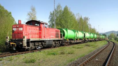Bild: Stefan Karl
Momentan können die grünen Containerzüge des Zweckverbandes Müllverwertung Schwandorf nicht auf der Strecke von Regensburg nach Schwandorf verkehren und müssen umgeleitet werden.