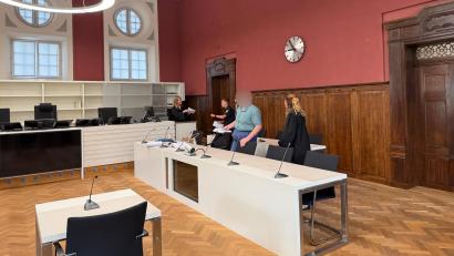 Bild: Hohlheimer
Der Angeklagte und seine Verteidigerin Selina Riemer vor Prozessbeginn am Landgericht in Amberg.
