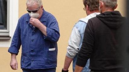 Archivbild: Houschka
Karlheinz "Charlie" R., bundesweit bekannt unter dem Namen "Mexiko-Heinz", musste sich ab Juli 2021 wegen Mordes vor dem Landgericht Amberg verantworten. Seine lebenslange Haftstrafe dauerte vier Jahre, sie endete nun mit seinem Tod im Gefängnis. Auf dem Bild trägt Karlheinz R. eine Corona-Schutzmaske.