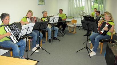 Bild: Karl Wildenauer
Mit Medleys und Evergreens begeistert das Akkordeon-Orchester unter Jürgen Eckert (Vierter von links).