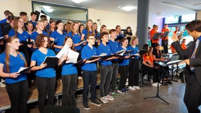 Bild: lg
Der OGO-Chor interpretiert ABBA völlig neu mit einem Arrangement von Andreas Lehmann. Im Hintergrund die Junior Bigband.