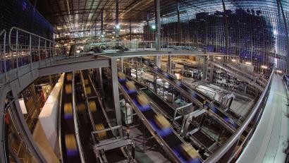Archivbild: Witron Logistik GmbH
Hochautomatisierte Logistik-Lösungen, vor allem, aber nicht nur für den Lebensmittel-Einzelhandel: Das bleibt die Spezialität bei Witron. In der Eigentümer- und Gesellschaftsstruktur gibt es aber größere Veränderungen.
