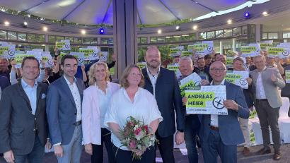 Bild: Paulina Schmidt
Landrat Andreas Meier (vorne, dritter von rechts) wird auch bei der Kommunalwahl 2026 als Landratskandidat der CSU antreten. Er feierte mit (von links): Bundestagsabgeordnetem Albert Rupprecht, CSU-Kreisverbands-Vorsitzendem Stephan Oetzinger, Stellvertreterin des Landrats Andrea Lang, Ehefrau Jutta Meier, Vizevorsitzendem der CSU-Kreistagsfraktion Gerald Morgenstern und Stellvertretendem Landrat Albert Nickl.